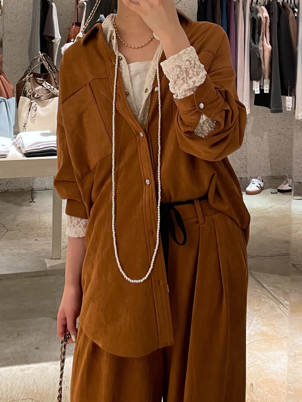 イエロー系のその他パンツ、イエロー系のシャツ/ブラウス、ホワイト系のシャツ/ブラウスを着用したレディースの秋コーディネートの4枚目の写真