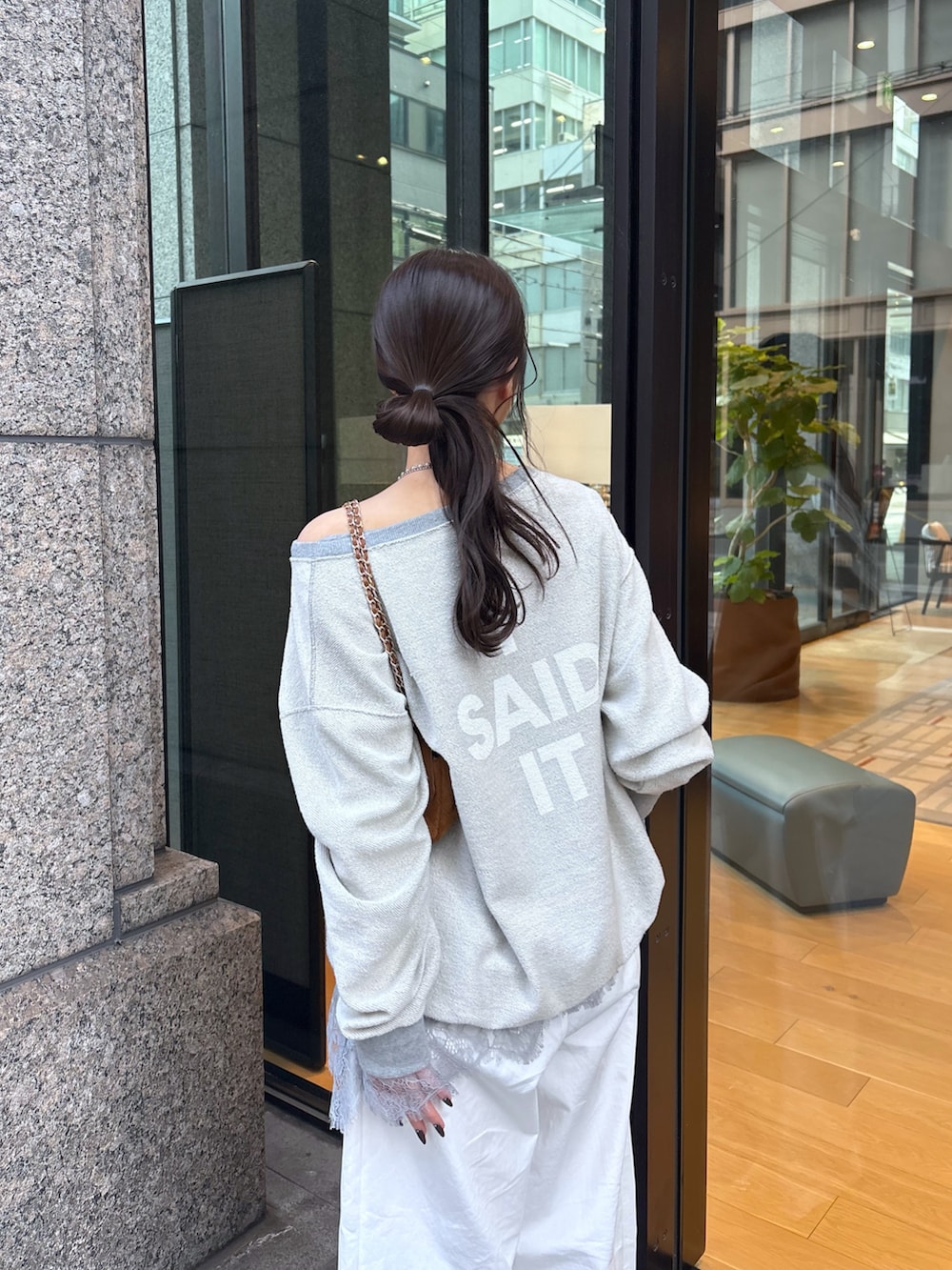 ホワイト系のその他パンツ、グレー系のTシャツ/カットソー、グレー系のTシャツ/カットソーを着用したレディースの春コーディネートの2枚目の写真