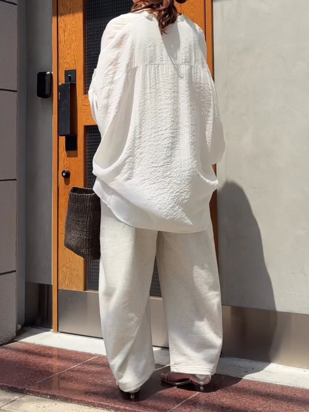ホワイト系のシャツ/ブラウス、ベージュ系のその他パンツ、シルバー系のサンダルを着用したレディースの春コーディネートの3枚目の写真