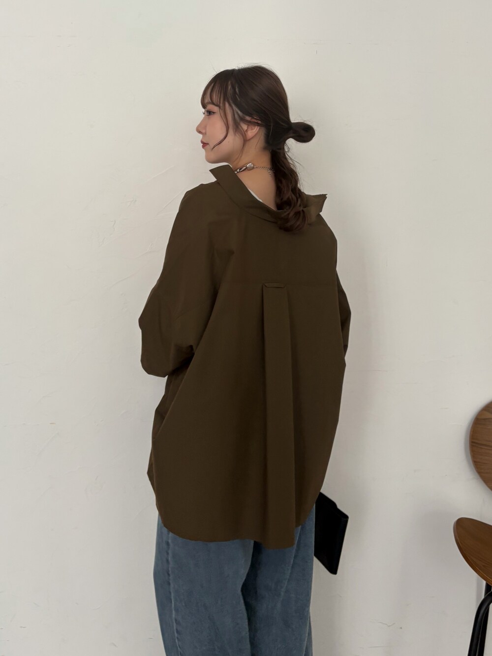 ブルー系のデニムパンツ、ベージュ系のタンクトップ、グリーン系のシャツ/ブラウスを着用したレディースの夏コーディネートの4枚目の写真