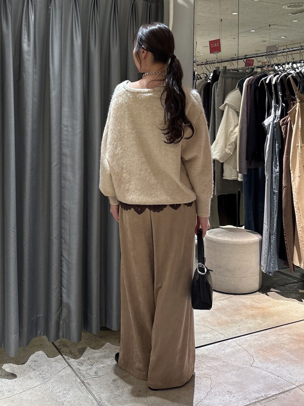 ベージュ系のその他パンツ、ベージュ系のニット/セーター、ブラック系のブーツを着用したレディースの冬コーディネートの2枚目の写真