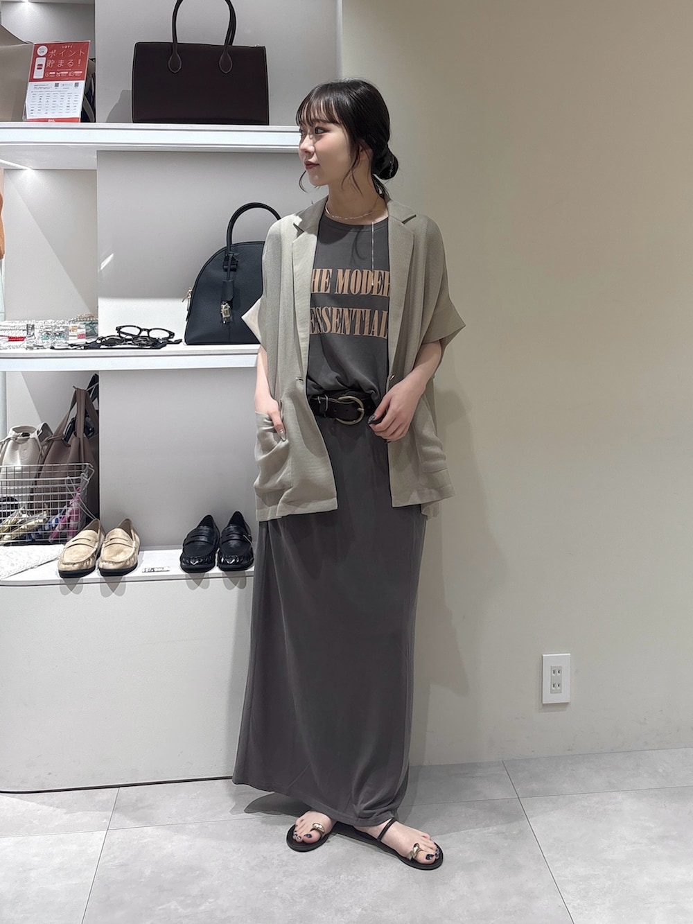 ブラウン系のスカート、ブラウン系のTシャツ/カットソー、ベージュ系のテーラードジャケットを着用したレディースの夏コーディネートの2枚目の写真