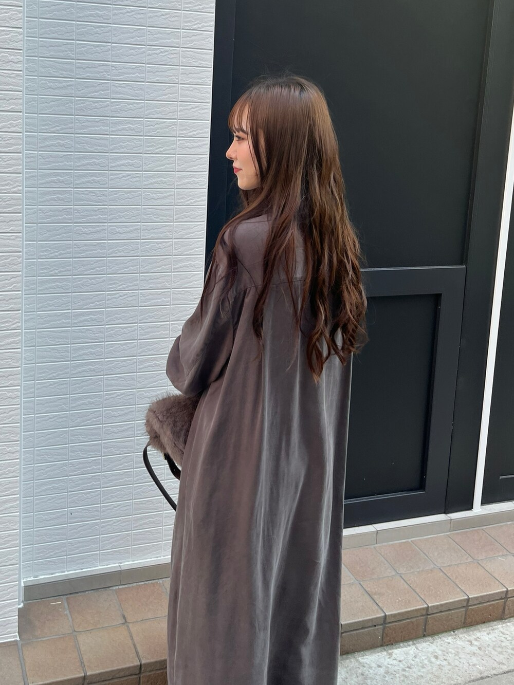 ブラウン系のワンピース、グレー系のショルダーバッグ、シルバー系のバレエシューズを着用したレディースの秋コーディネートの4枚目の写真