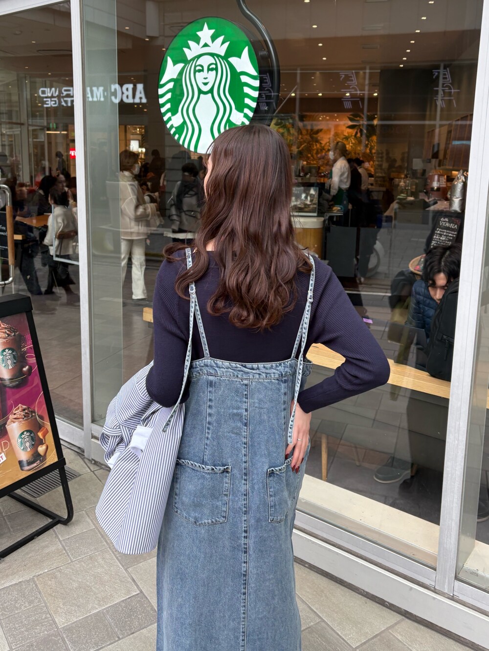 ブルー系のワンピース、ブルー系のシャツ/ブラウス、ブルー系のニット/セーターを着用したレディースの冬コーディネートの6枚目の写真
