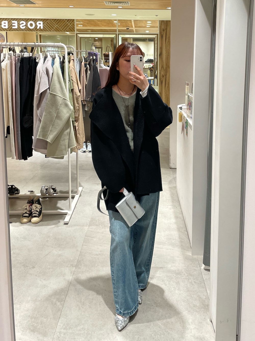 ブルー系のデニムパンツ、ブラック系のその他アウター、グリーン系のニット/セーターを着用したレディースの秋コーディネートの2枚目の写真