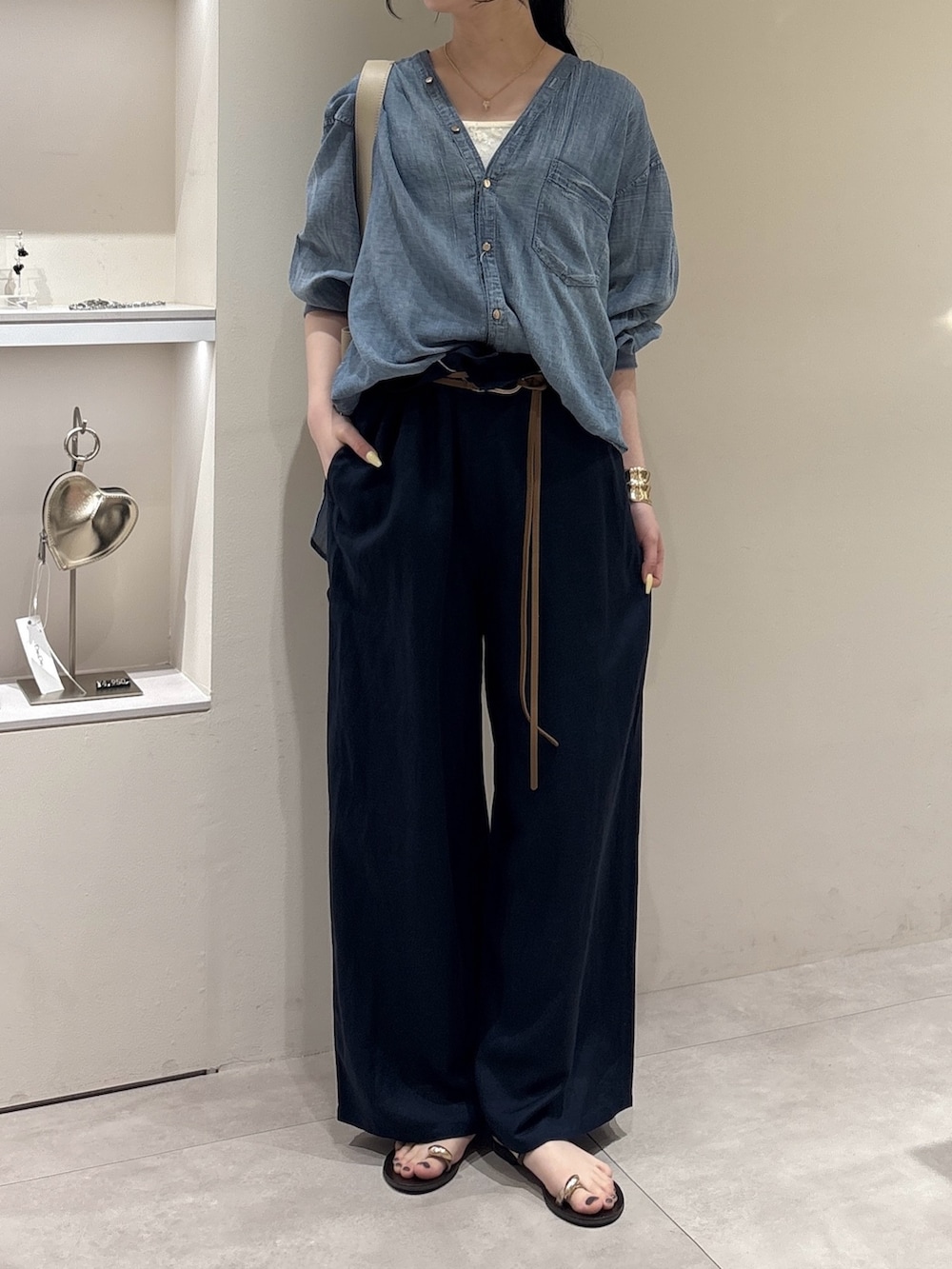 ブルー系のその他パンツ、ブルー系のシャツ/ブラウス、ホワイト系のタンクトップを着用したレディースの春コーディネートの2枚目の写真