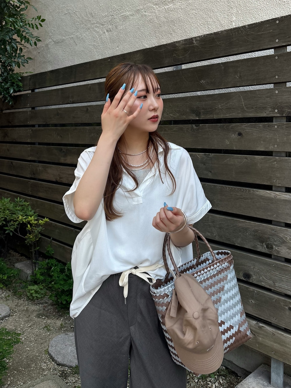 グレー系のその他パンツ、ブラック系のサンダル、ホワイト系のシャツ/ブラウスを着用したレディースの夏コーディネートの5枚目の写真