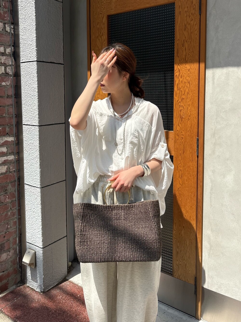 ホワイト系のシャツ/ブラウス、ベージュ系のその他パンツ、シルバー系のサンダルを着用したレディースの春コーディネートの4枚目の写真