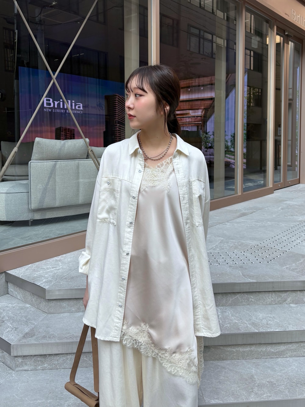 ホワイト系のシャツ/ブラウス、ホワイト系のその他パンツ、ベージュ系のキャミソールを着用したレディースの冬コーディネートの2枚目の写真