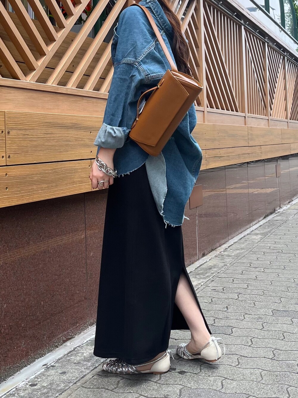 ブラック系のワンピース/ドレス、ブルー系のシャツ/ブラウス、シルバー系のパンプスを着用したレディースの夏コーディネートの3枚目の写真