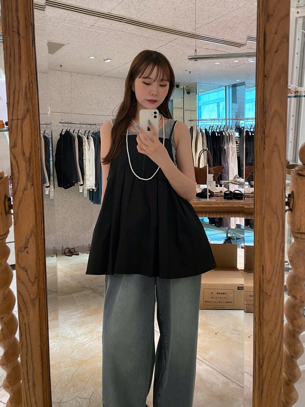 ブルー系のデニムパンツ、ブラック系のシャツ/ブラウス、グレー系のTシャツ/カットソーを着用したレディースの夏コーディネートの3枚目の写真