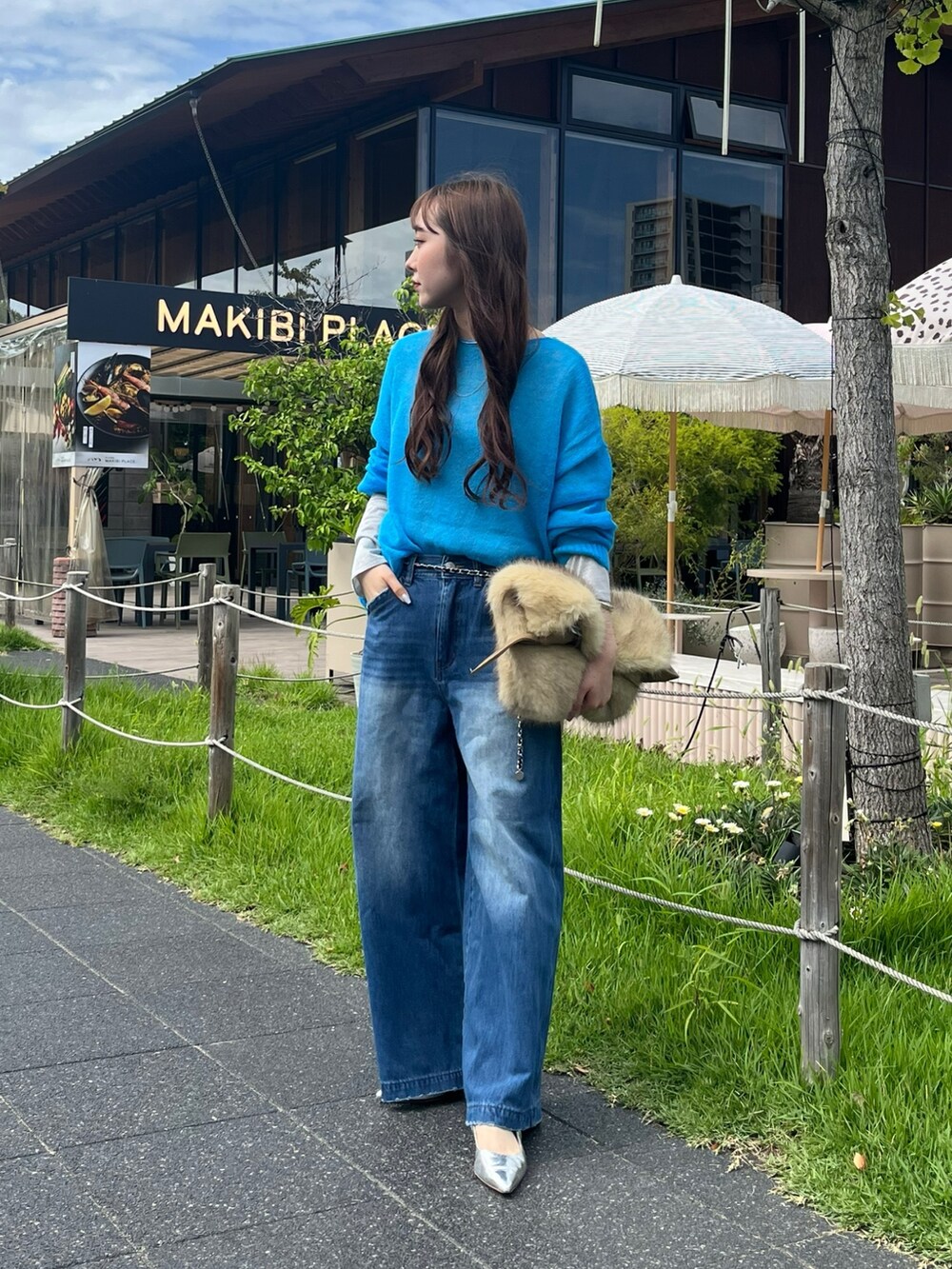 ブルー系のニット/セーター、シルバー系のTシャツ/カットソー、イエロー系のショルダーバッグを着用したレディースの秋コーディネートの3枚目の写真