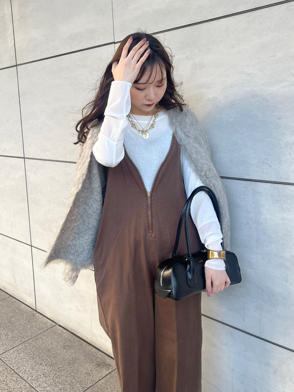 ブラウン系のつなぎ/オールインワン、ベージュ系のカーディガン/ボレロ、ホワイト系のTシャツ/カットソーを着用したレディースの秋コーディネートの4枚目の写真