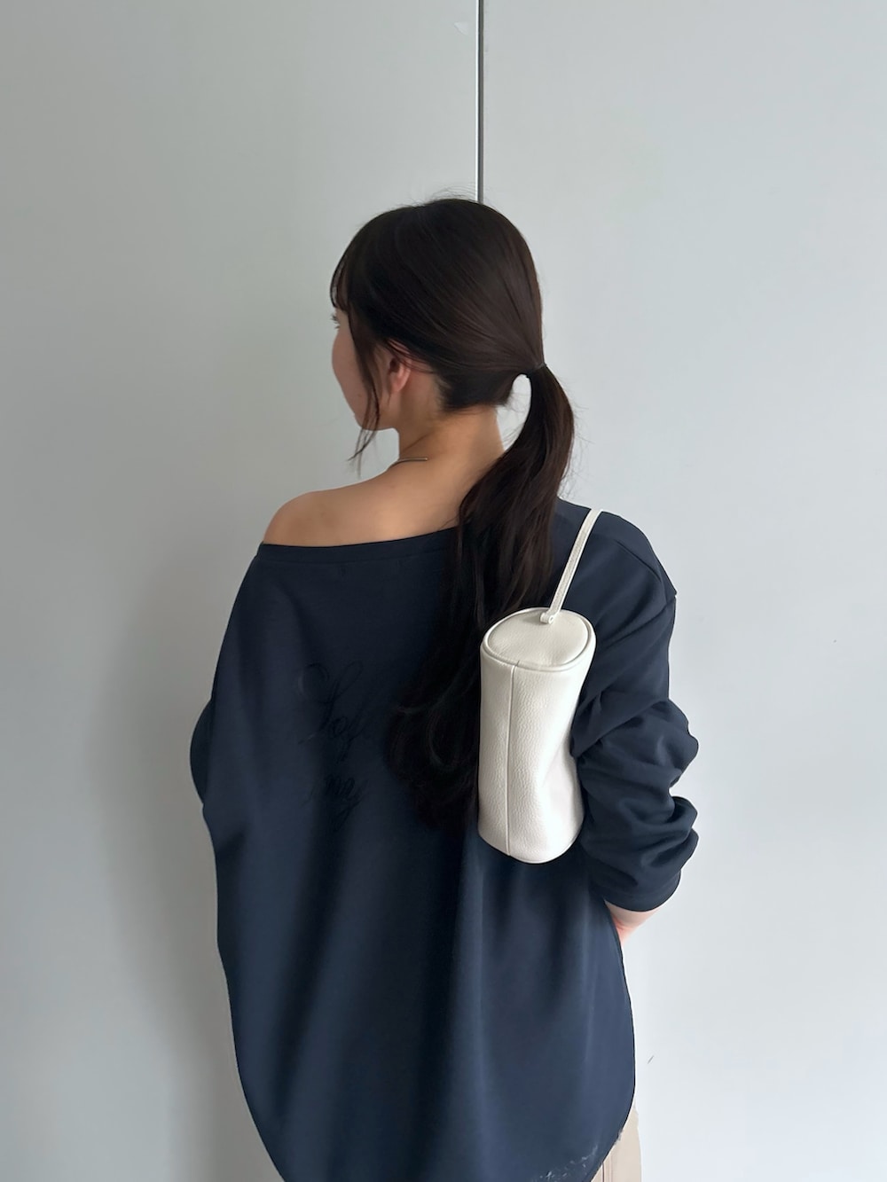 ブルー系のTシャツ/カットソー、ベージュ系のその他パンツを着用したレディースの冬コーディネートの2枚目の写真