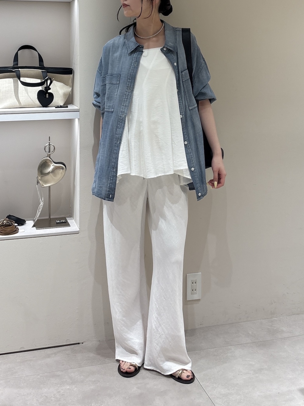 ブルー系のシャツ/ブラウス、ホワイト系のその他パンツ、ホワイト系のキャミソールを着用したレディースの春コーディネートの2枚目の写真