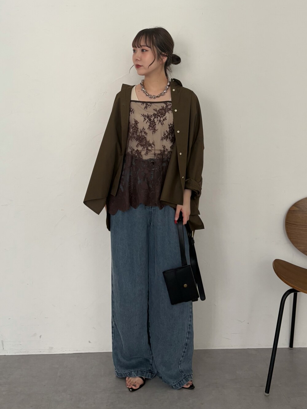 ブルー系のデニムパンツ、ベージュ系のタンクトップ、グリーン系のシャツ/ブラウスを着用したレディースの夏コーディネートの6枚目の写真