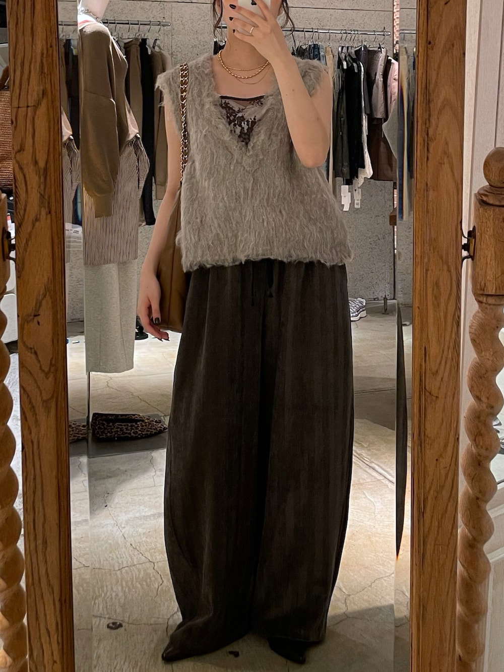 グレー系のその他パンツ、ブラウン系のパンプス、ベージュ系のニット/セーターを着用したレディースの秋コーディネートの3枚目の写真