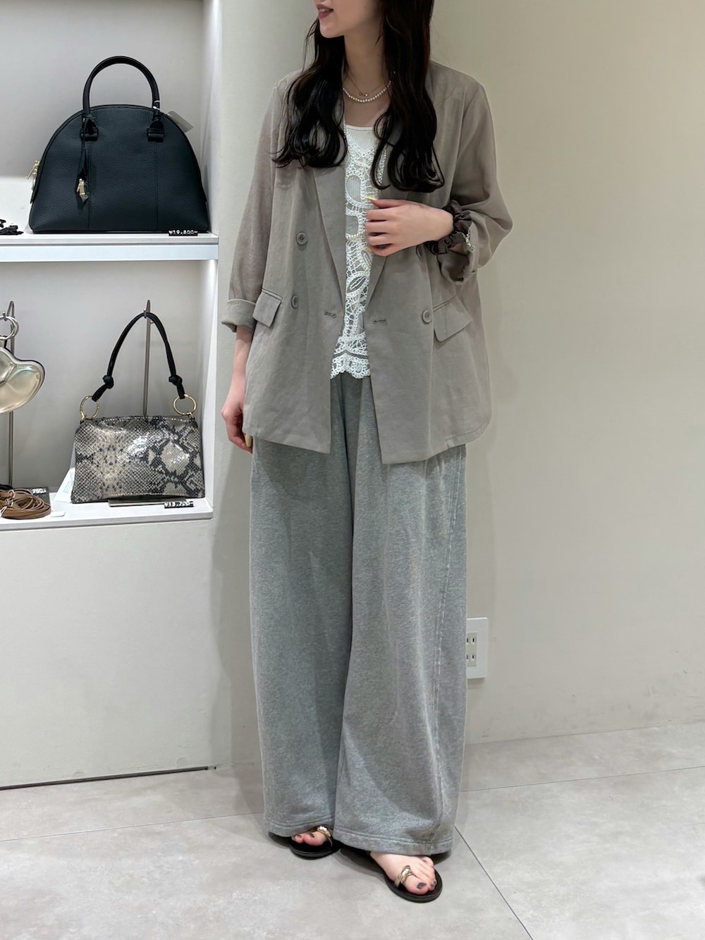 グレー系のその他パンツ、ホワイト系のシャツ/ブラウス、ベージュ系のテーラードジャケットを着用したレディースの春コーディネートの2枚目の写真