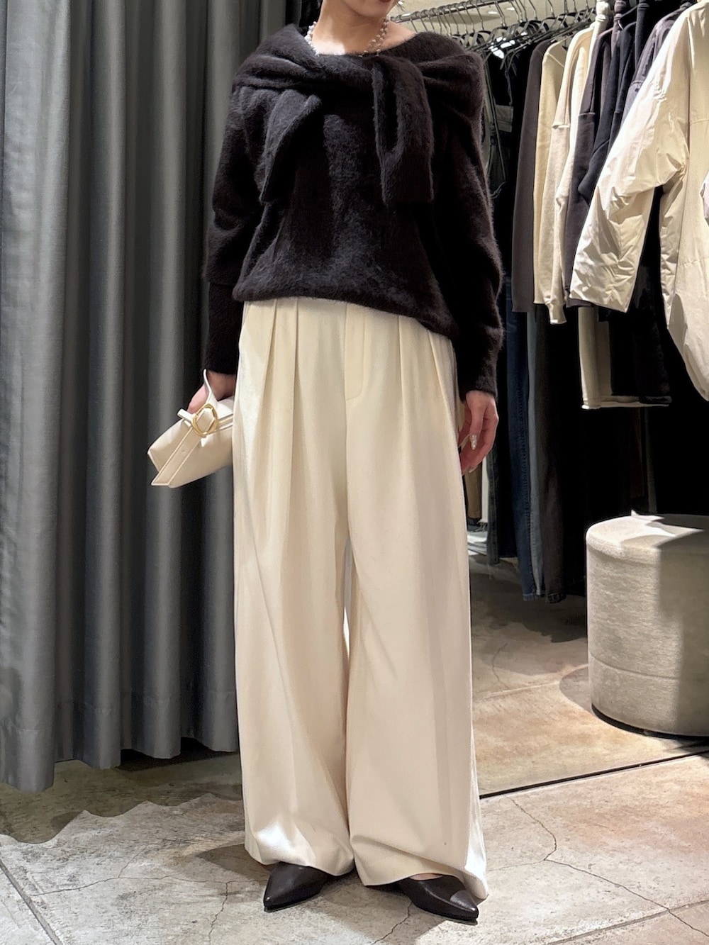 ホワイト系のその他パンツ、ブラウン系のパンプス、ホワイト系のショルダーバッグを着用したレディースの冬コーディネートの2枚目の写真