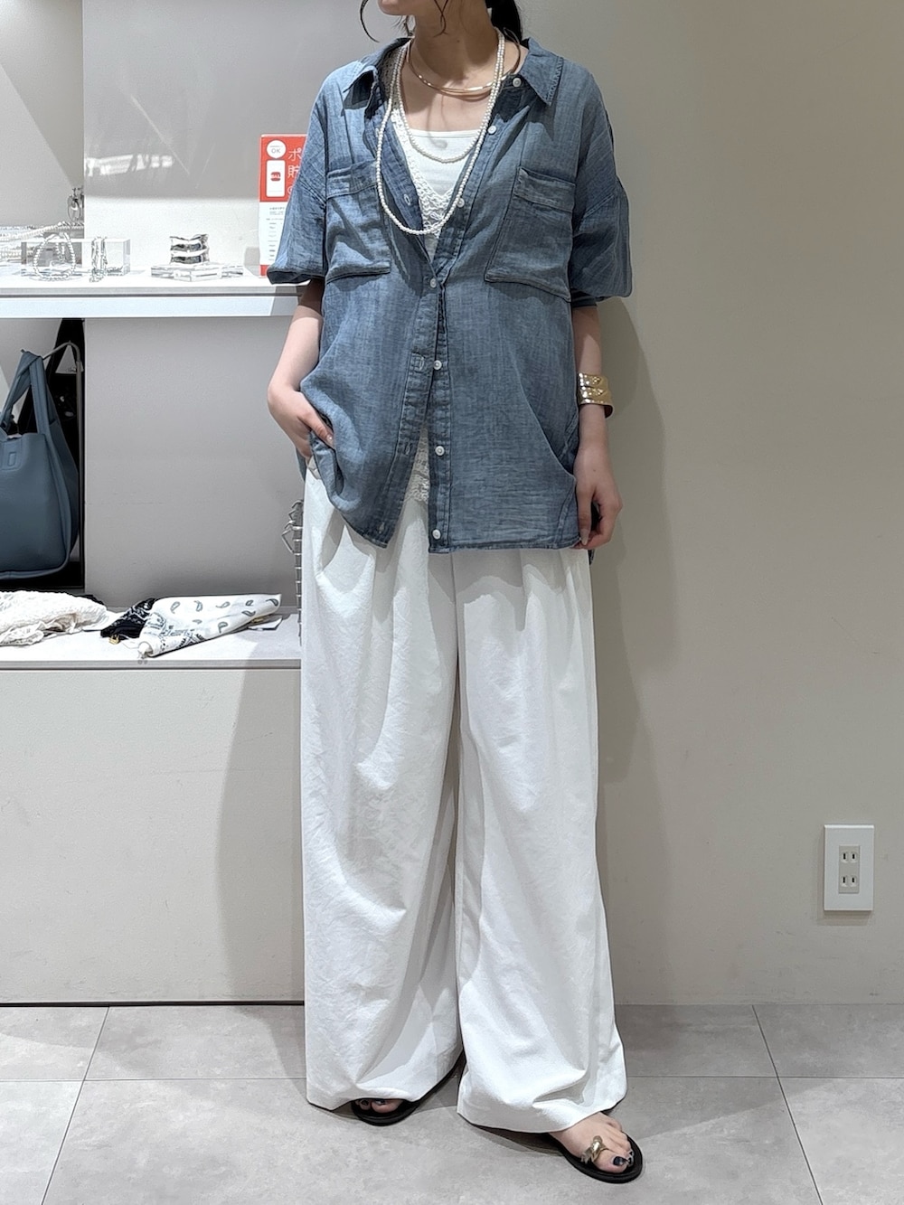 ホワイト系のその他パンツ、ブルー系のシャツ/ブラウス、ホワイト系のシャツ/ブラウスを着用したレディースの夏コーディネートの2枚目の写真