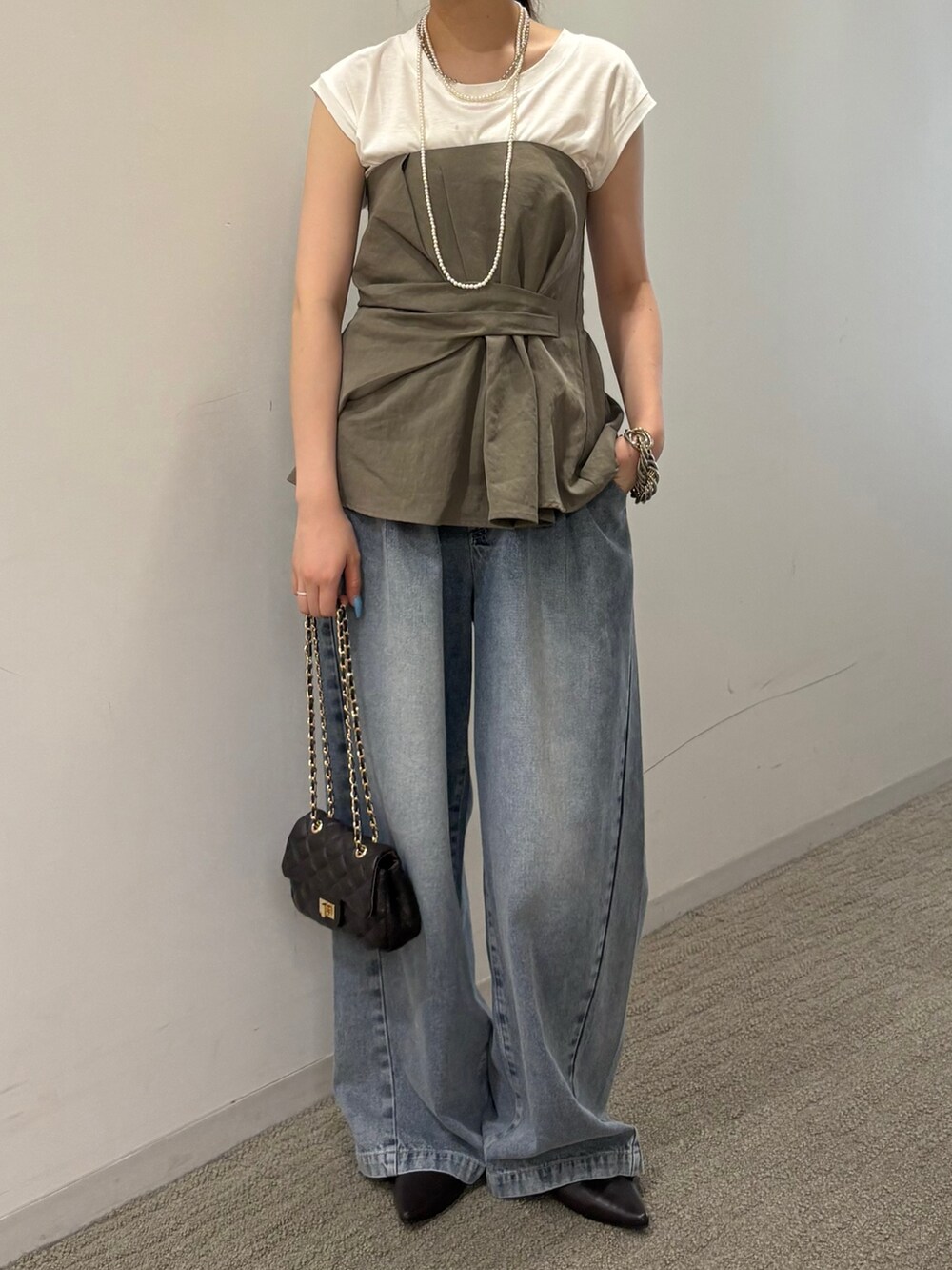 ホワイト系のTシャツ/カットソー、グリーン系のシャツ/ブラウス、ブルー系のデニムパンツを着用したレディースの夏コーディネートの2枚目の写真