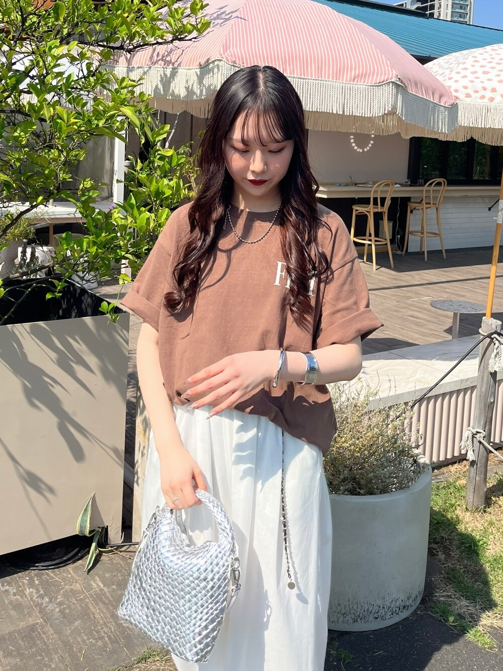 ブラウン系のTシャツ/カットソー、ホワイト系のパンツ、シルバー系のサンダルを着用したレディースの夏コーディネートの6枚目の写真