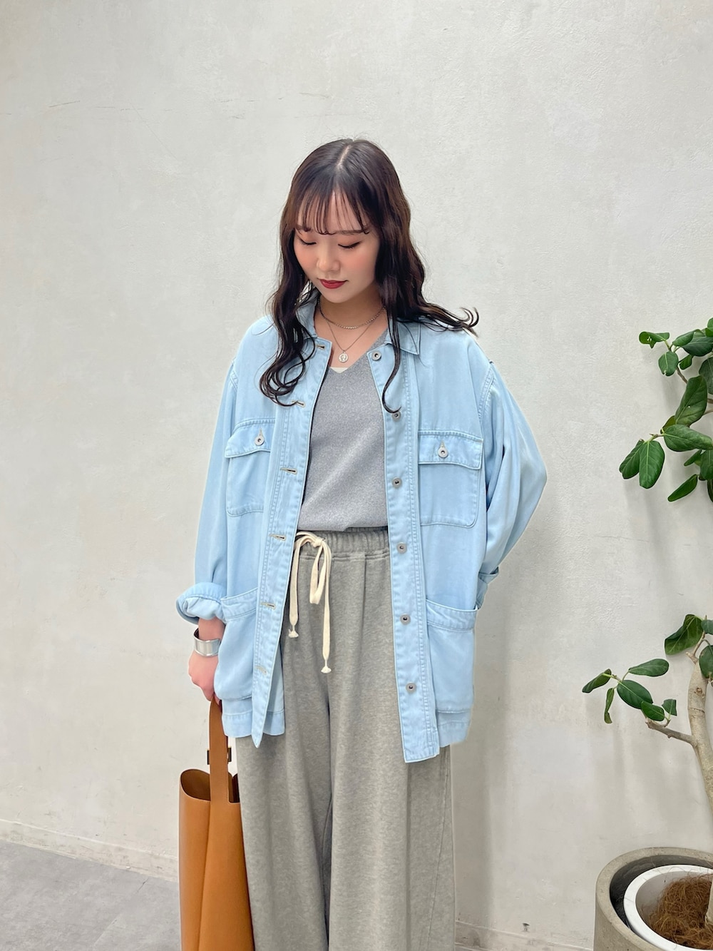 ブルー系のその他アウター、グレー系のニット/セーター、シルバー系のブレスレットを着用したレディースの冬コーディネートの2枚目の写真