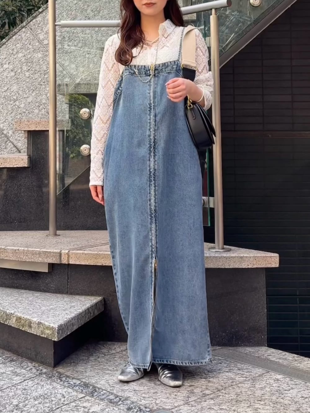 ブルー系のワンピース、ホワイト系のシャツ/ブラウス、シルバー系のブレスレットを着用したレディースの春コーディネートの2枚目の写真