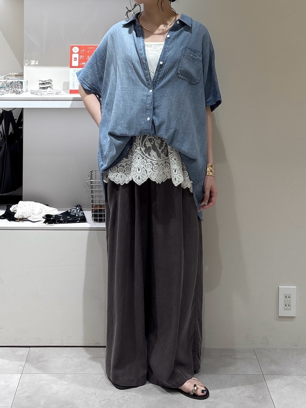ブルー系のシャツ/ブラウス、ホワイト系のシャツ/ブラウス、ブラウン系のその他パンツを着用したレディースの夏コーディネートの2枚目の写真