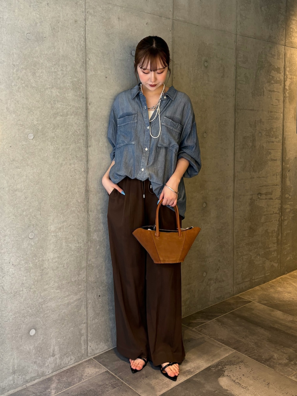 ブラウン系のその他パンツ、ブルー系のシャツ/ブラウス、ブラック系のサンダルを着用したレディースの夏コーディネートの2枚目の写真