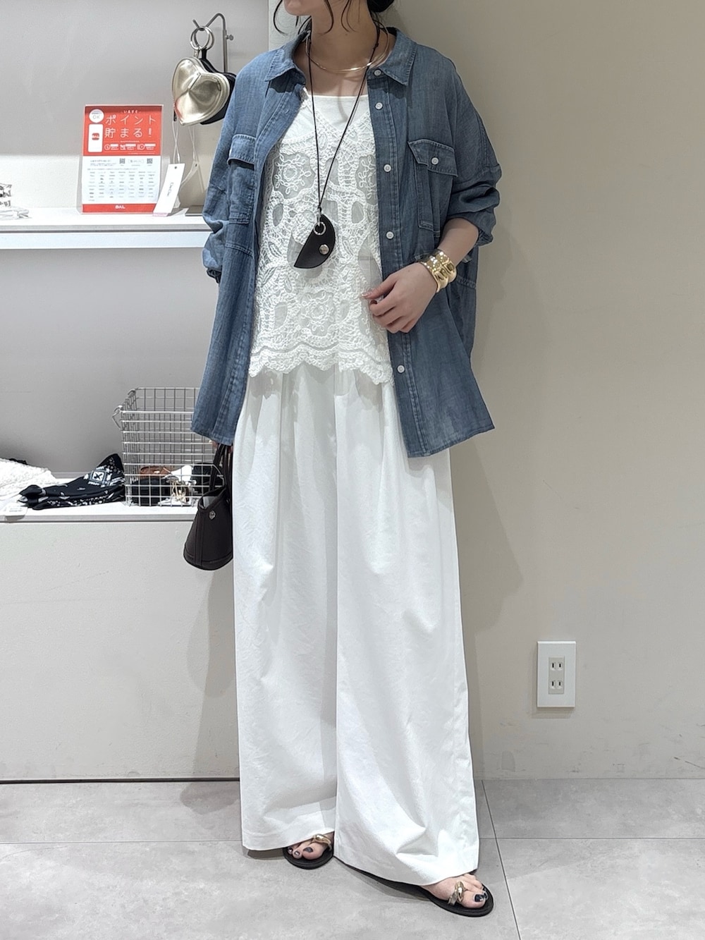 ホワイト系のその他パンツ、ブルー系のシャツ/ブラウス、ホワイト系のシャツ/ブラウスを着用したレディースの夏コーディネートの2枚目の写真