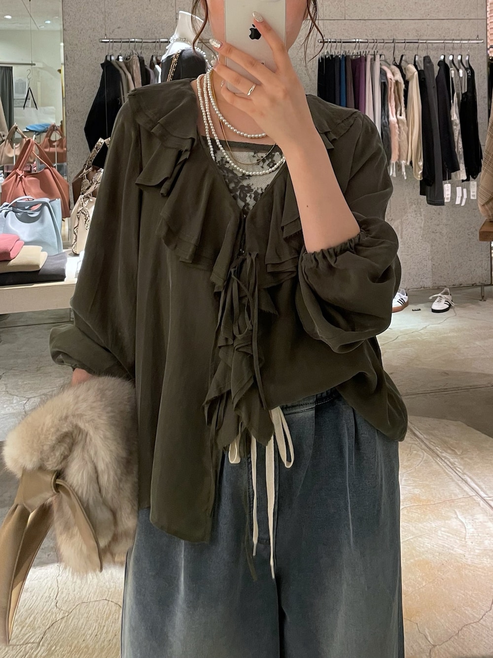 グリーン系のシャツ/ブラウス、グリーン系のシャツ/ブラウス、ホワイト系のタンクトップを着用したレディースの秋コーディネートの3枚目の写真