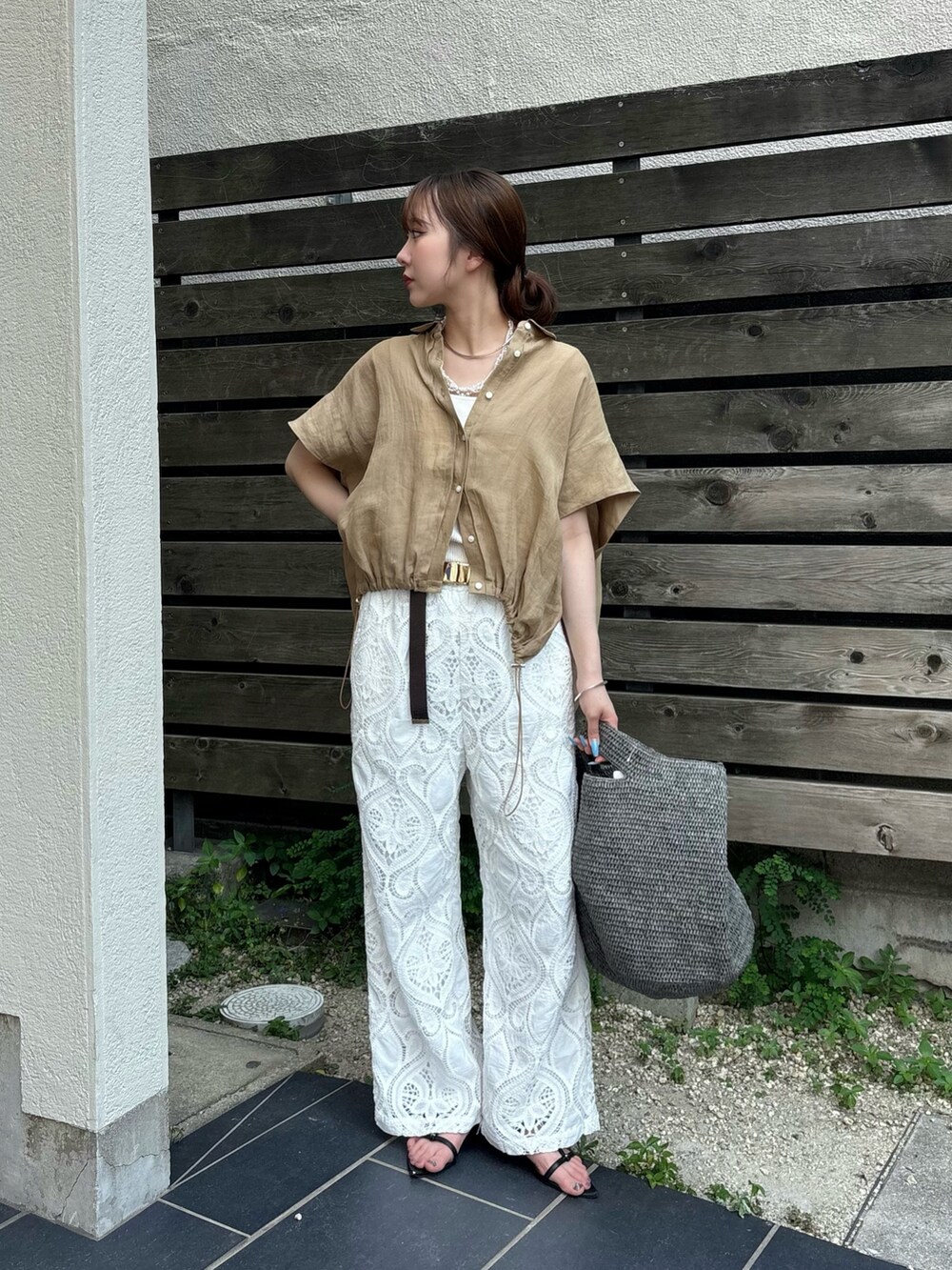 ベージュ系のシャツ/ブラウス、ホワイト系のその他パンツ、ブラック系のサンダルを着用したレディースの夏コーディネートの3枚目の写真