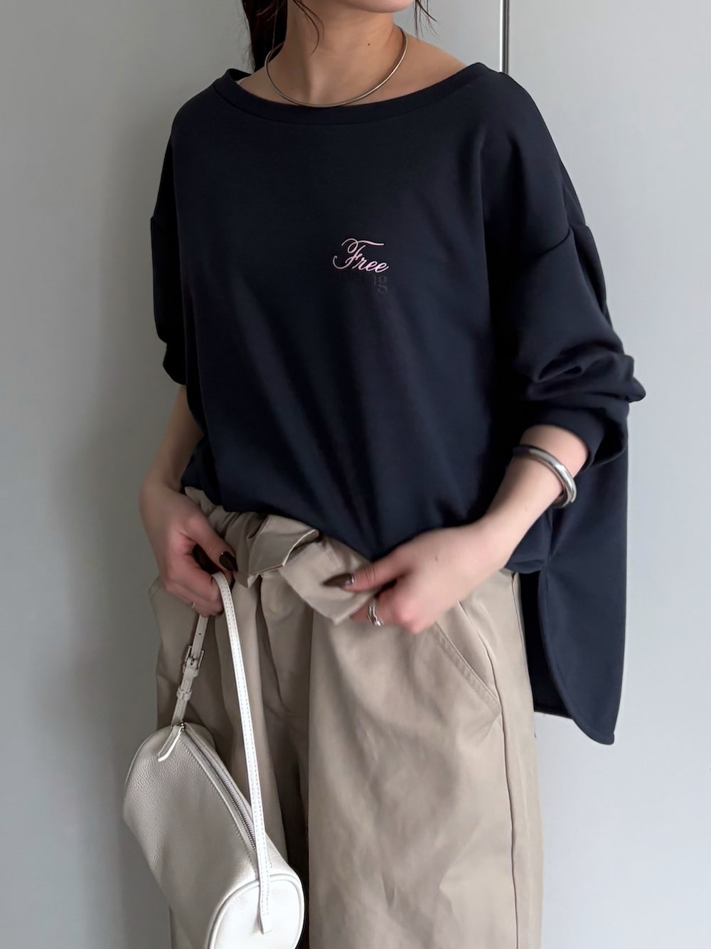 ブルー系のTシャツ/カットソー、ベージュ系のその他パンツを着用したレディースの冬コーディネートの4枚目の写真