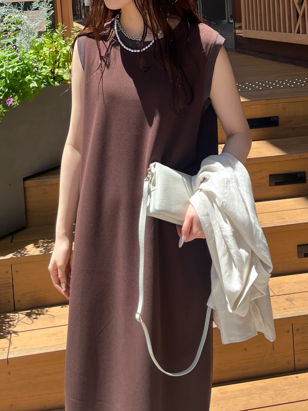 ブラウン系のワンピース、ホワイト系のシャツ/ブラウス、シルバー系のパンプスを着用したレディースの夏コーディネートの5枚目の写真