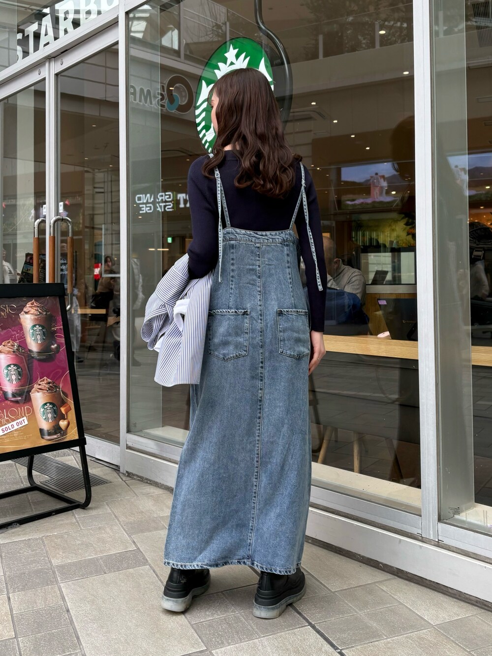 ブルー系のワンピース、ブルー系のシャツ/ブラウス、ブルー系のニット/セーターを着用したレディースの冬コーディネートの3枚目の写真