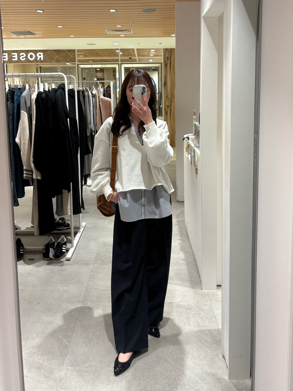 ブルー系のTシャツ/カットソー、ブラウン系のショルダーバッグ、ブルー系のシャツ/ブラウスを着用したレディースの冬コーディネートの5枚目の写真