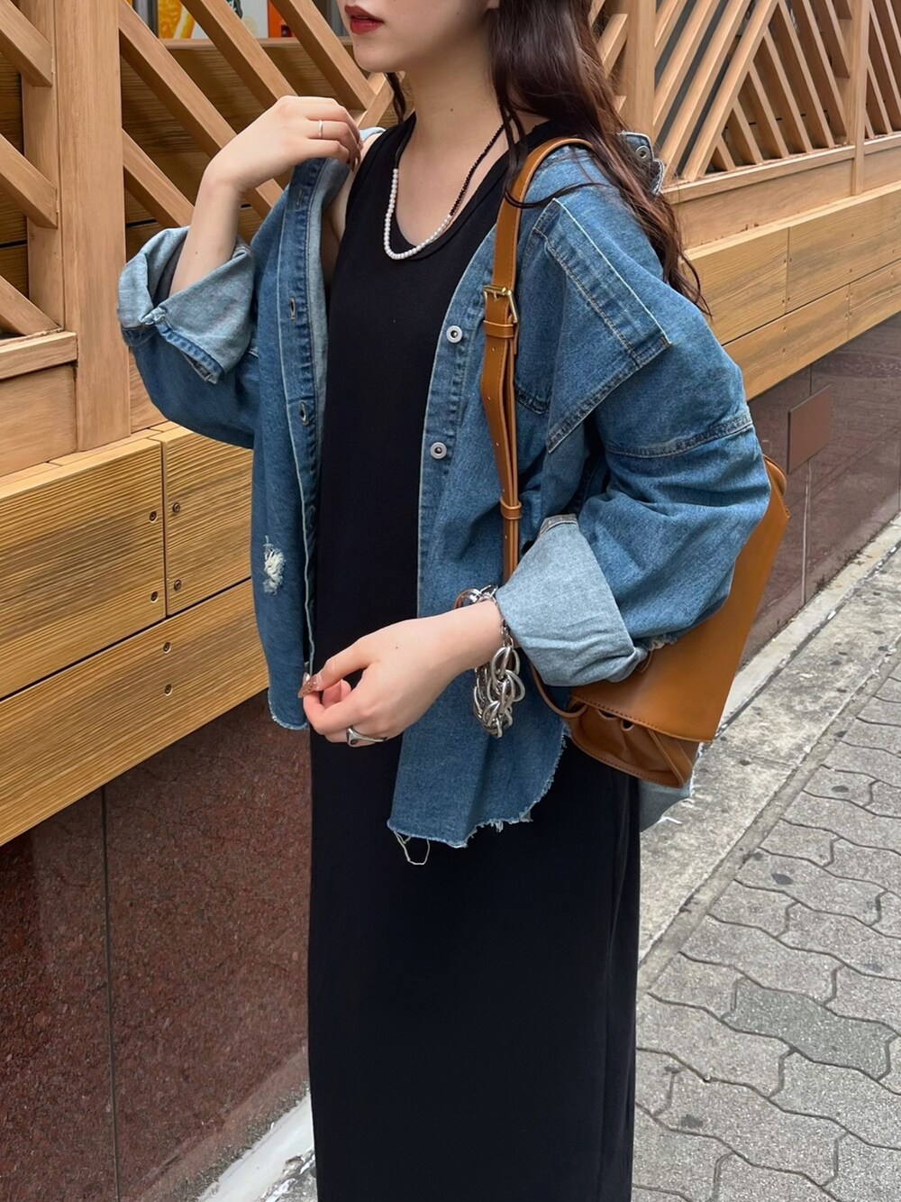 ブラック系のワンピース/ドレス、ブルー系のシャツ/ブラウス、シルバー系のパンプスを着用したレディースの夏コーディネートの7枚目の写真