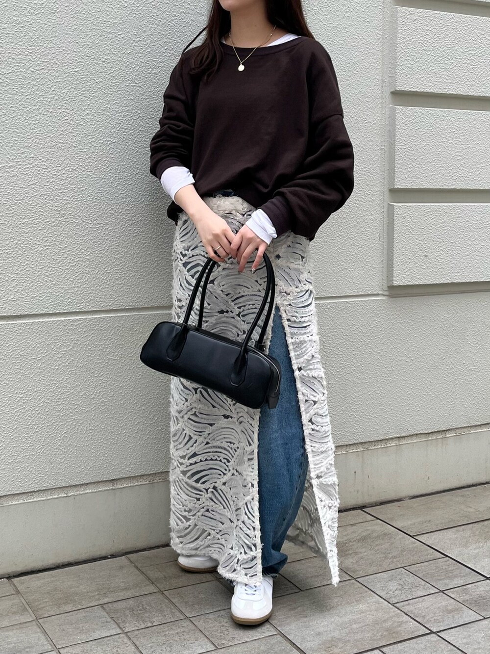ブラウン系のスウェット、ホワイト系のTシャツ/カットソー、ブラック系のショルダーバッグを着用したレディースの秋コーディネートの5枚目の写真