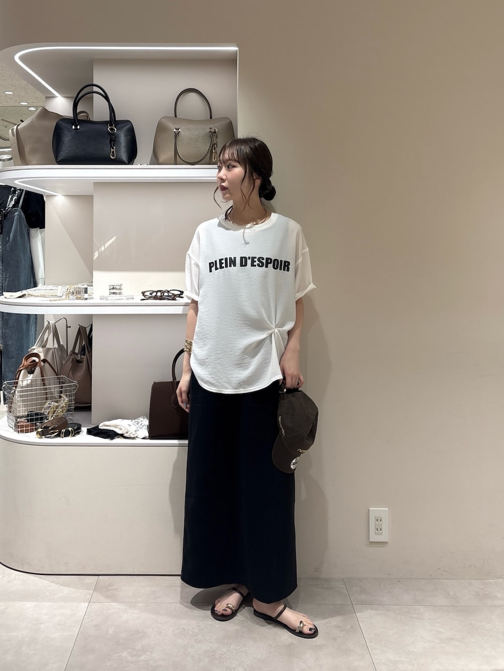 ブラック系のワンピース、ホワイト系のシャツ/ブラウス、ゴールド系のネックレスを着用したレディースの夏コーディネートの2枚目の写真