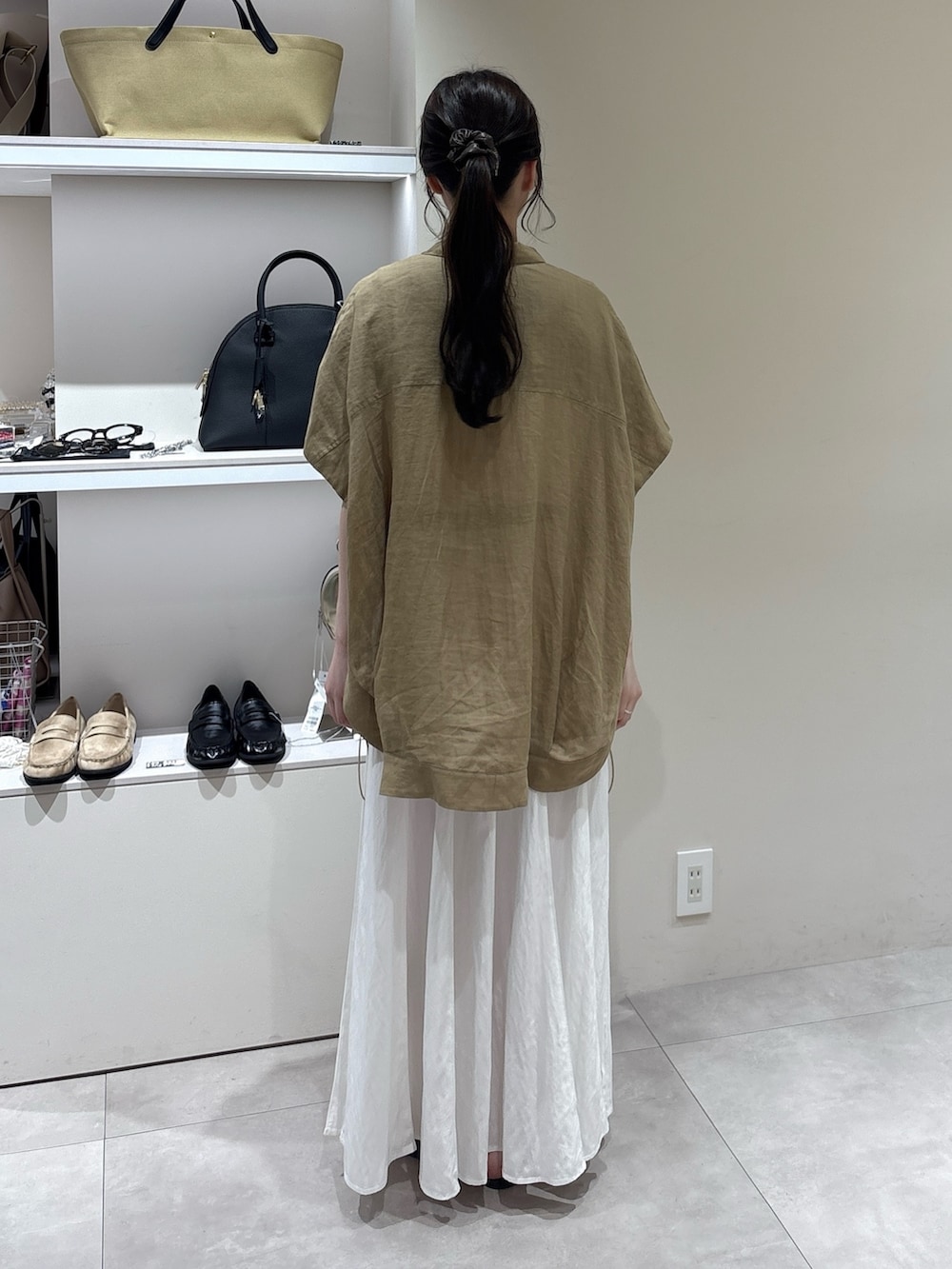 ベージュ系のシャツ/ブラウス、ホワイト系のスカート、ホワイト系のタンクトップを着用したレディースの夏コーディネートの3枚目の写真