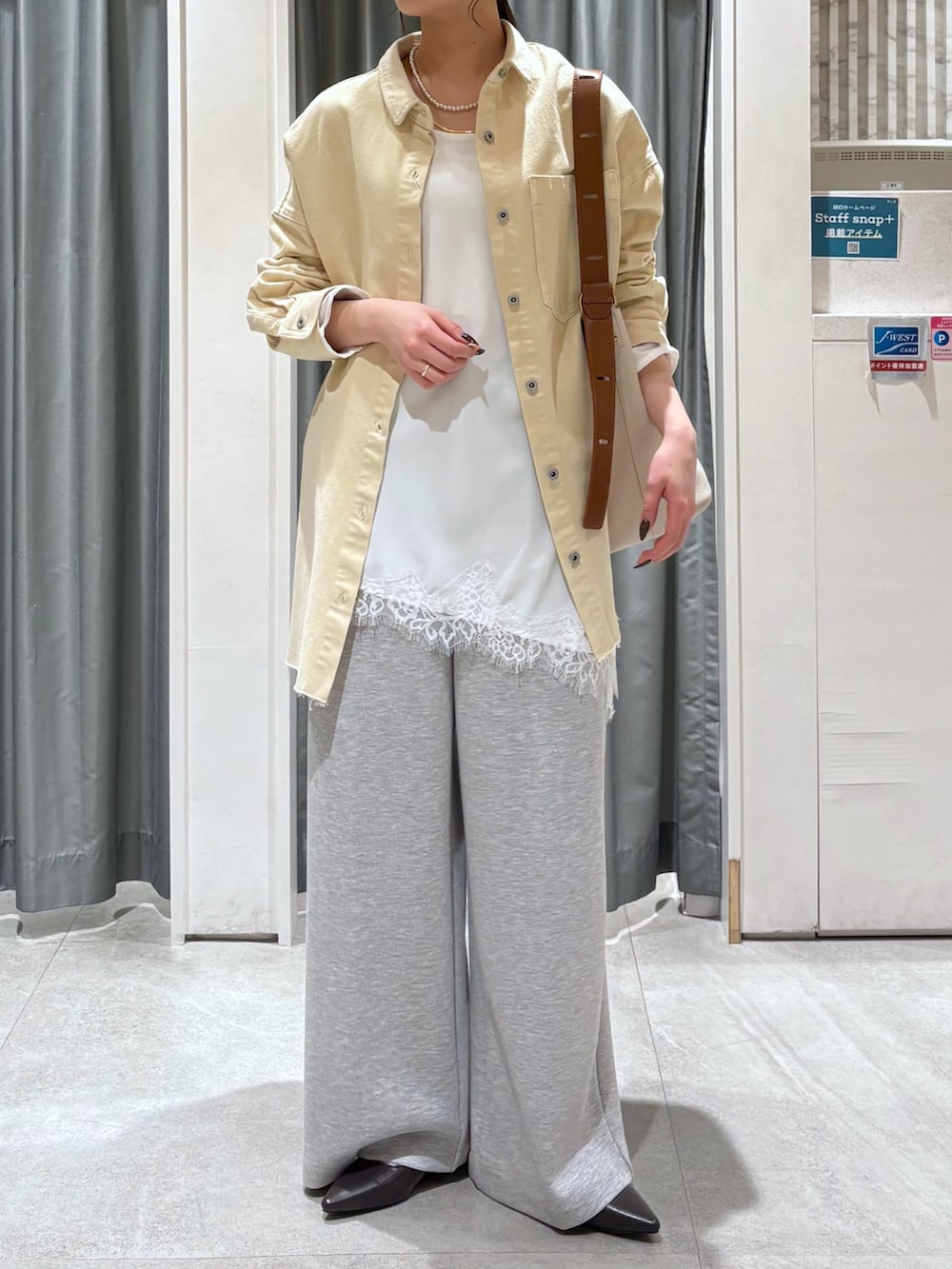 ホワイト系のシャツ/ブラウス、グレー系のその他パンツ、ブラウン系のパンプスを着用したレディースの冬コーディネートの2枚目の写真