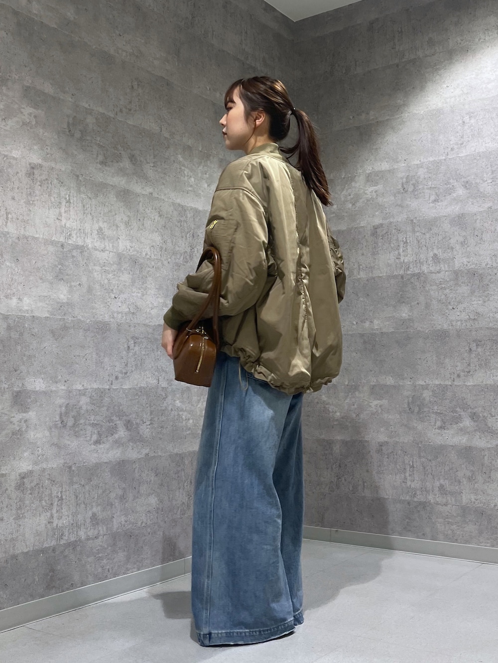 ホワイト系のTシャツ/カットソー、グレー系のTシャツ/カットソー、ブルー系のデニムパンツを着用したレディースの秋コーディネートの4枚目の写真