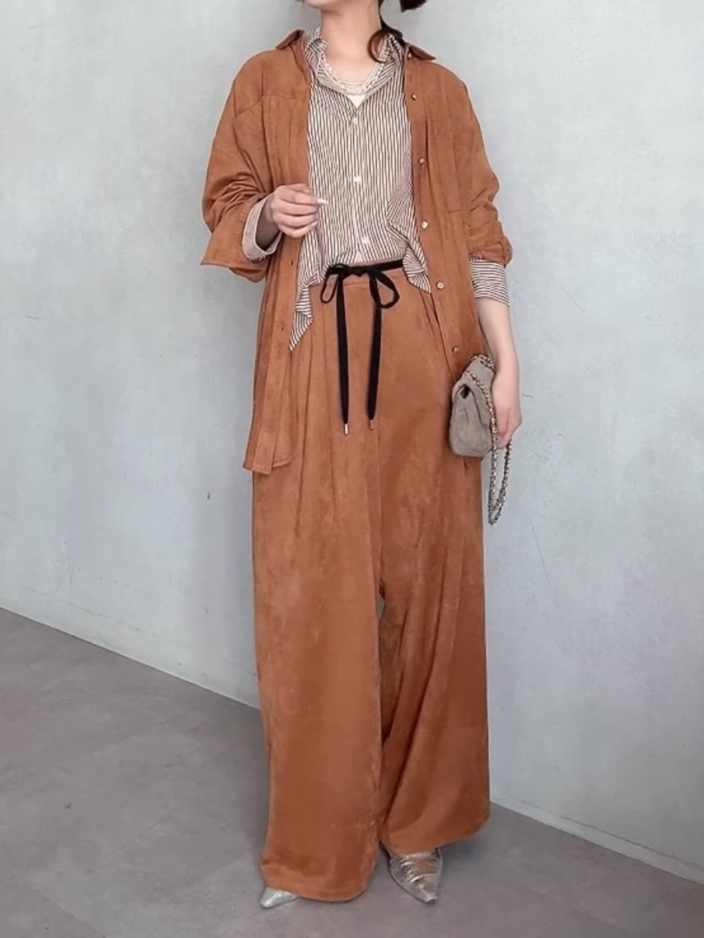 イエロー系のシャツ/ブラウス、ブラウン系のシャツ/ブラウス、イエロー系のその他パンツを着用したレディースの夏コーディネートの3枚目の写真