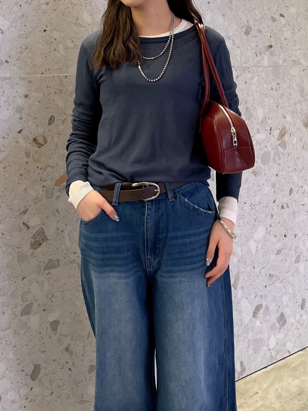 ブルー系のデニムパンツ、シルバー系のパンプス、ホワイト系のTシャツ/カットソーを着用したレディースの秋コーディネートの7枚目の写真