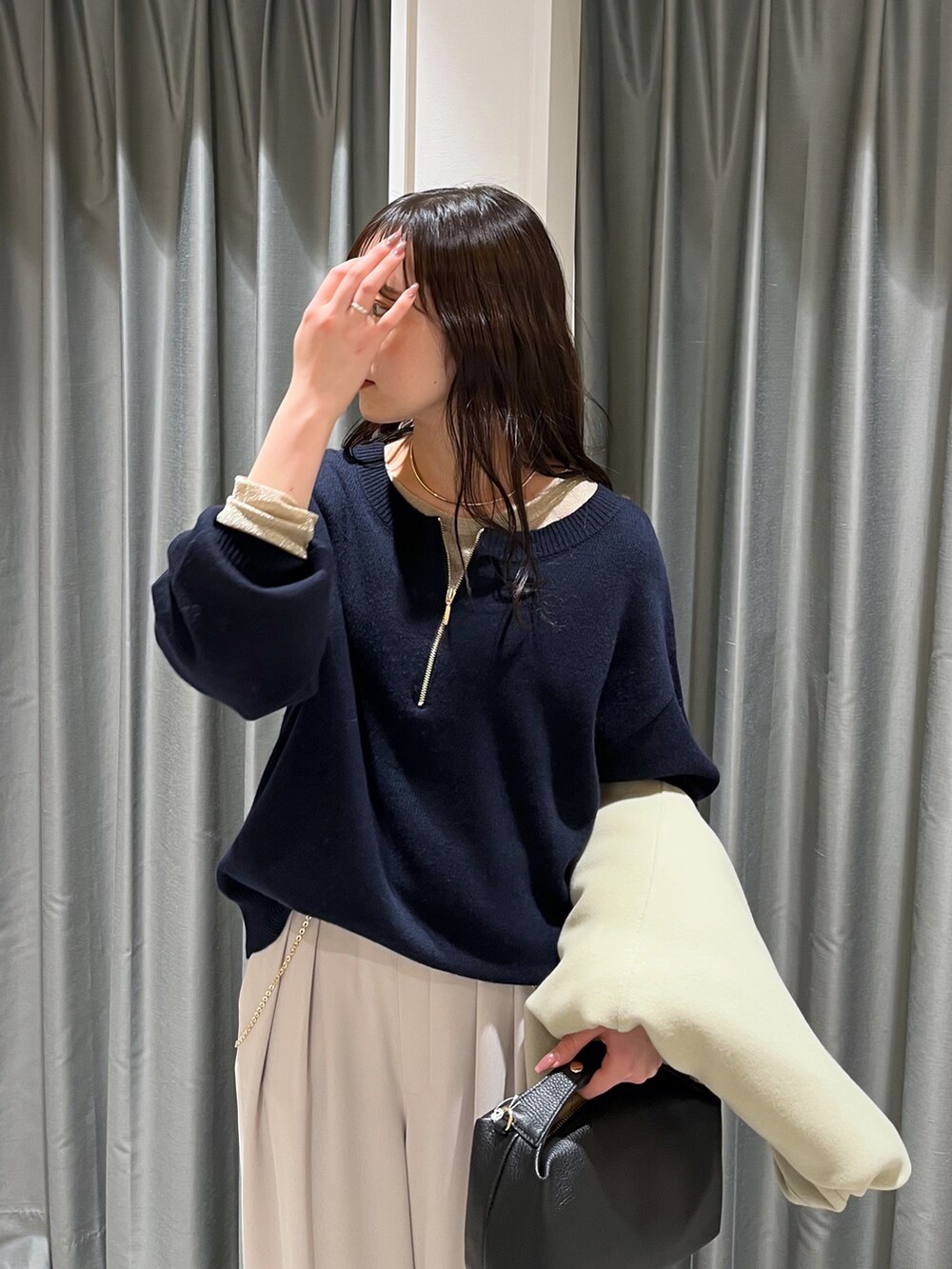 グレー系のスラックス、ブルー系のニット/セーター、グリーン系のその他アウターを着用したレディースの冬コーディネートの3枚目の写真