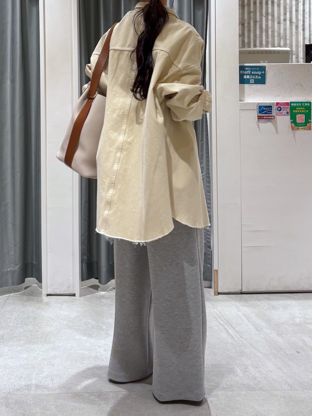 ホワイト系のシャツ/ブラウス、グレー系のその他パンツ、ブラウン系のパンプスを着用したレディースの冬コーディネートの3枚目の写真