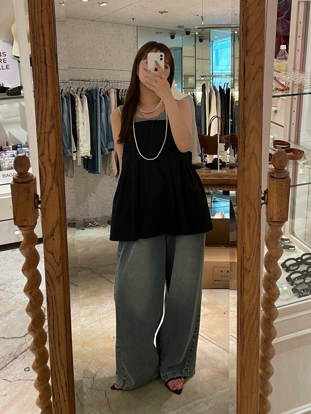 ブルー系のデニムパンツ、ブラック系のシャツ/ブラウス、グレー系のTシャツ/カットソーを着用したレディースの夏コーディネートの4枚目の写真