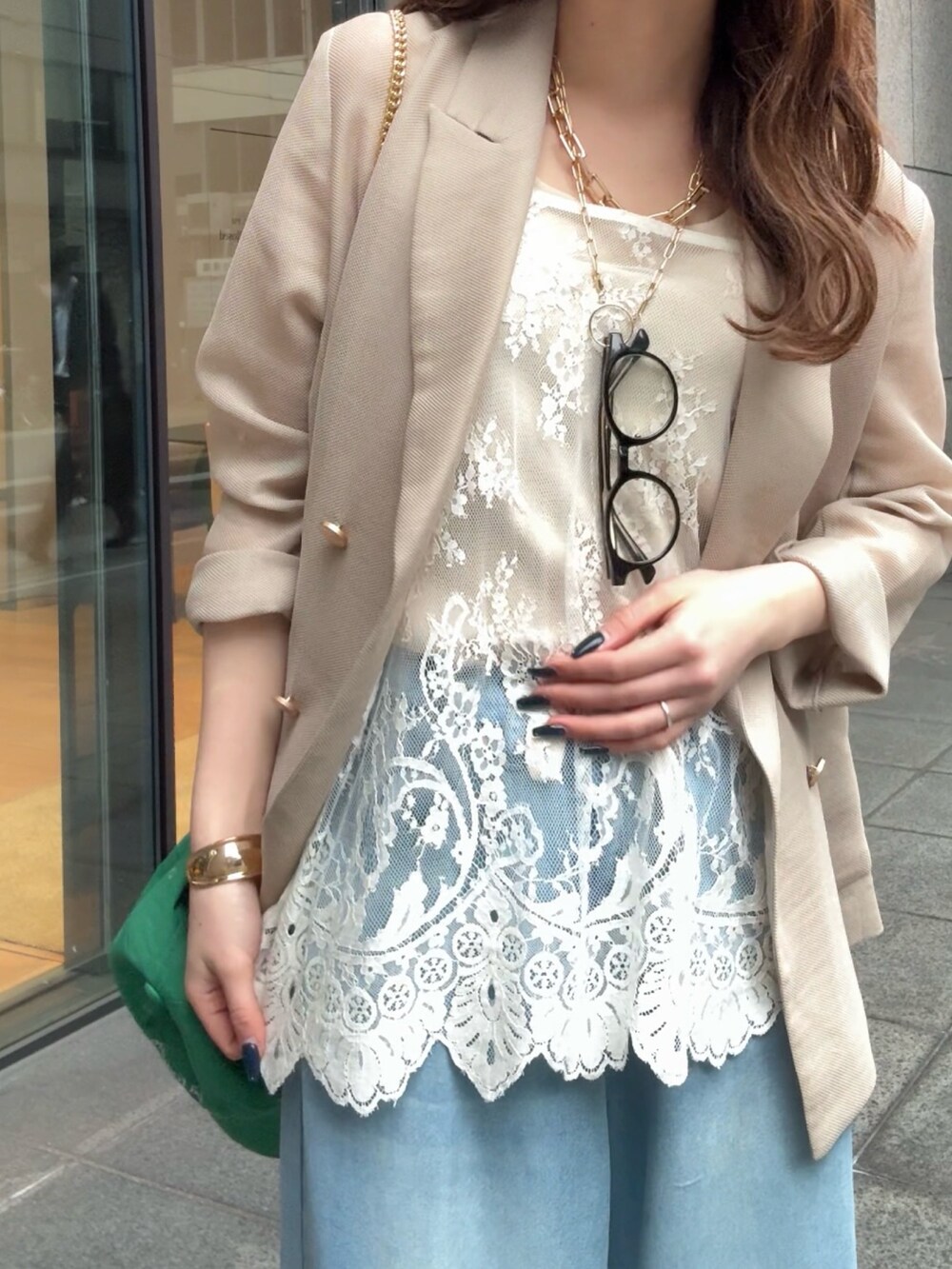 ホワイト系のシャツ/ブラウス、ベージュ系のタンクトップ、ベージュ系のテーラードジャケットを着用したレディースの春コーディネートの4枚目の写真