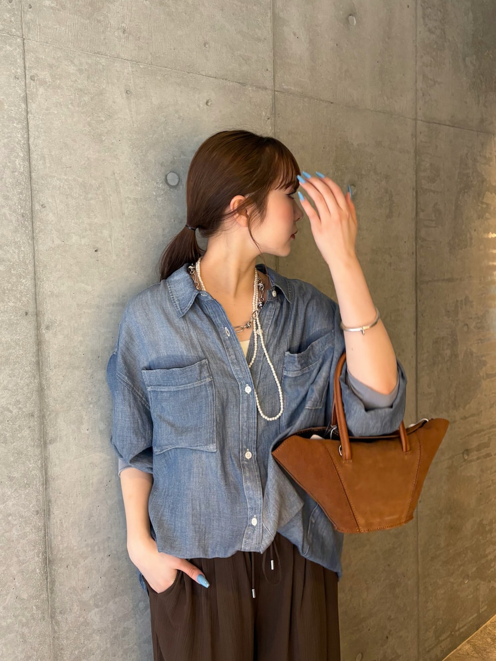 ブラウン系のその他パンツ、ブルー系のシャツ/ブラウス、ブラック系のサンダルを着用したレディースの夏コーディネートの4枚目の写真